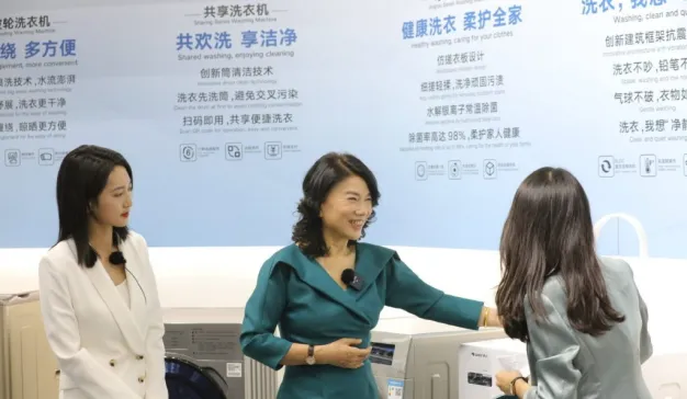 董明珠为何能成为总裁中的“头部主播”;向往的生活直播以后，极限挑战也步入直播间了;月半日报今日为您整合11条优质资讯